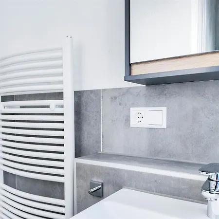 Alfa 4 Zimmer-apartment Bei Stuttgart Zentral 5 Betten L Bad Kueche Wlan Wm L Langzeitaufenthalte L Bath Kitchen 5 Beds Wifi Wm L Long * Kornwestheim